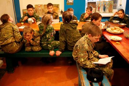 Vista del comedor de la escuela militar General Yermolov donde los alumnos almuerzan después de los entrenamientos militares.