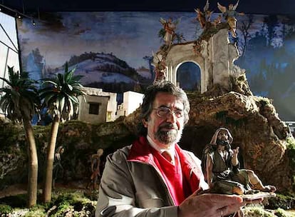 El artesano José Luis Mayo sostiene una de las piezas del belén fabricado para el Ayuntamiento.