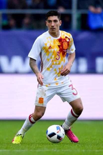 Bellerín, con el balón en el duelo ante Bosnia.