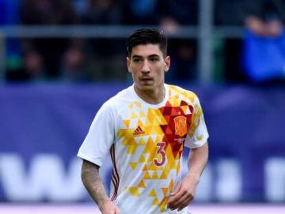 Bellerín, con el balón en el duelo ante Bosnia.