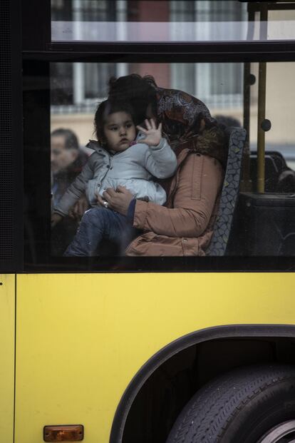 Una refugiada, en el autobús en el que será trasladada al campamento de Moria. Esta tarde se han vivido momentos de tensión en la capital de Lesbos, Mitilene, cuando la policía griega ha tratado de desalojar a los refugiados que se encontraban por la ciudad tratando de subirse a un ferri que les llevase a la capital, Atenas.