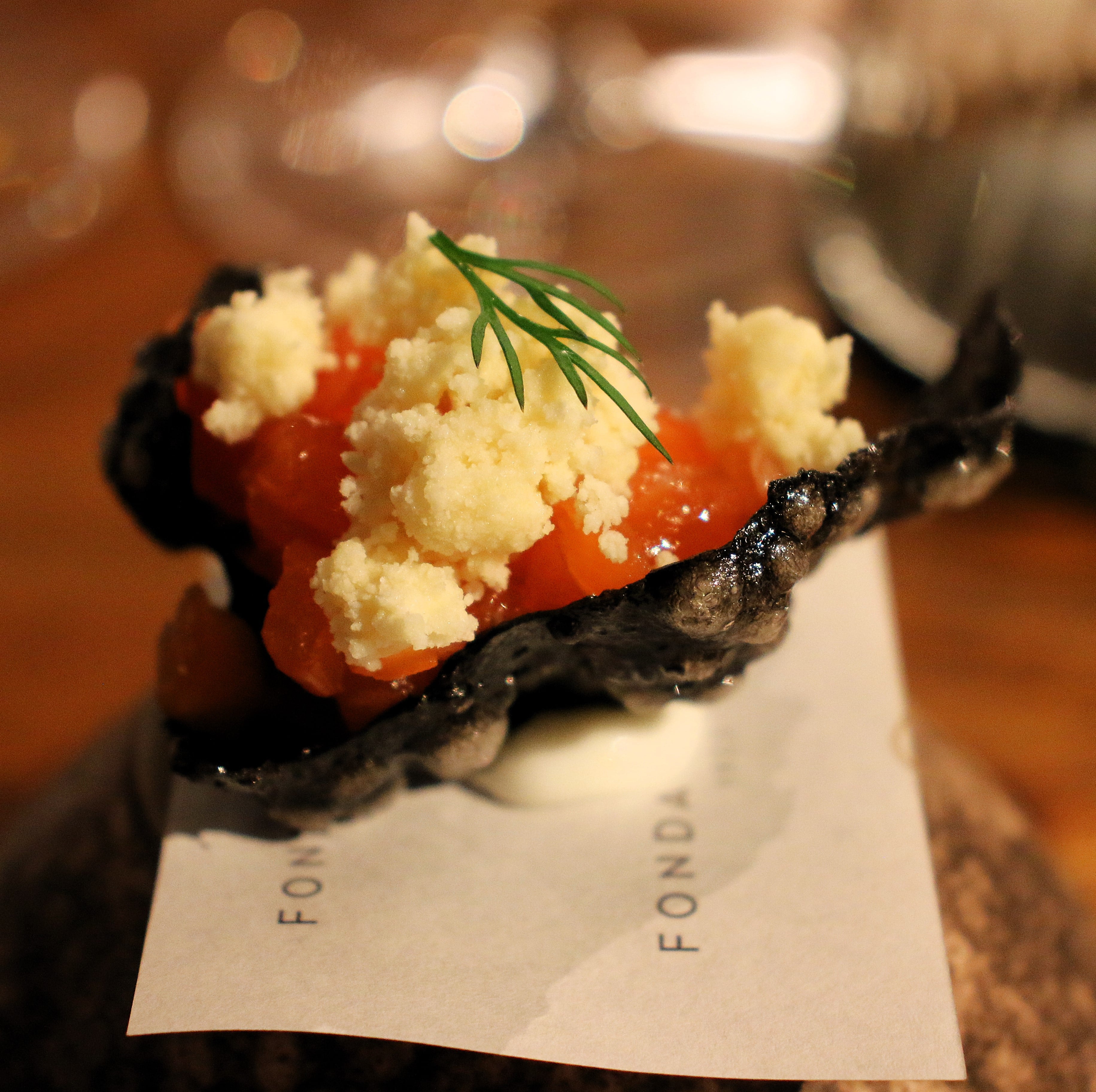 Tartare de trucha del Pirineo Aragonés, sus huevas y mantequilla ahumada de fesol de Beseit. Restaurante Fonda Alcalá. 