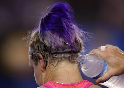 La estadounidense Bethanie Mattek-Sands trata de evitar el calor echándose agua al cuello durante su partido de primera ronda contra la rusa Maria Sharapova.