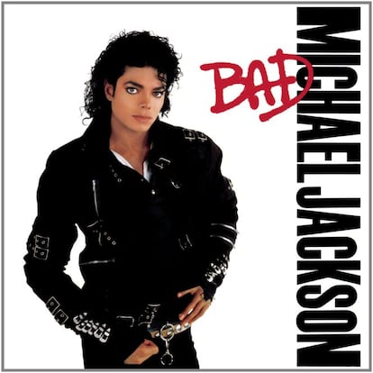 Para 'Bad' (1987), Michael Jackson escribió 60 canciones, de las cuales grabó 30 con la idea de editar un triple álbum. Al final, Quincy Jones le convenció para que redujera la selección a 10. El resultado es una detonación impecable que asume ciertos riesgos en una época en la que la principal obsesión de Jackson era demostrar que su estatus de superestrella global (y su rostro recién estrenado) no le había alejado de sus orígenes. El título del álbum, la estética pandillera de aquellos años y las coreografías del vídeo del primer single hablan de eso, del artista que era capaz de sofisticar el 'slang' callejero y el lenguaje corporal de los bajos fondos. El resto es una hoja de ruta donde ya están todas las filias de Jackson: la conciencia social ('Man in the mirror'), los conflictos de la celebridad (el 'bonus track' 'Leave me alone'), el romanticismo edulcorado ('The way you make me feel'), los fantasmas de la masculinidad ('Bad', 'Smooth criminal') y la rareza excepcional de un tema como 'Liberian girl', un prodigio exótico cuya atmósfera siguen emulando productores tan actuales como Dev Hynes. 'Bad' no es 'Thriller', ni falta que le hace: es el Michael Jackson más creativo, inspirado y acorde con su época. Texto: CARLOS PRIMO

Puntuación: 5 sobre 5.
Número de discos vendidos: 34 millones.