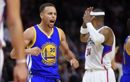 Curry celebra una canasta ante Pierce.