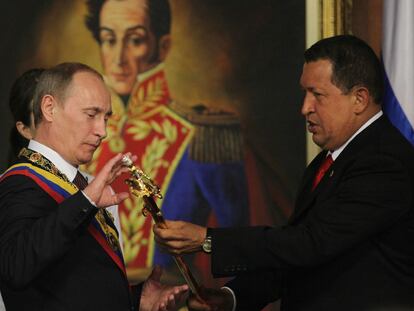 Hugo Chávez entrega a Vladímir Putin una réplica de la espada de Simón Bolívar.