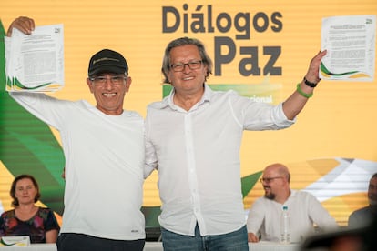 Walter Mendoza y Armando Novoa durante la ceremonia de clausura del quinto ciclo de diálogos entre el Gobierno y la CNEB, en la vereda Zabaleta, Nariño, el 25 de Mayo del 2025.