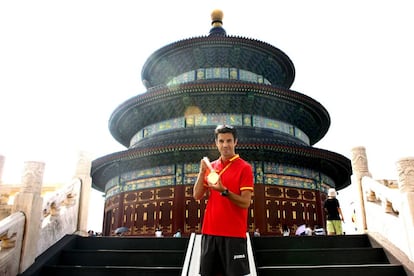 Miguel Ángel López, campeón del mundo de 20km marcha en Pekín 2015, posa con su medalla de oro junto al templo del Cielo de la capital china.