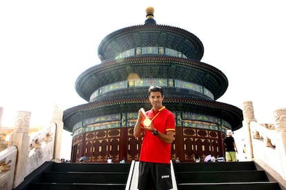 Miguel &Aacute;ngel L&oacute;pez, campe&oacute;n del mundo de 20km marcha en Pek&iacute;n 2015, posa con su medalla de oro junto al templo del Cielo de la capital china. 