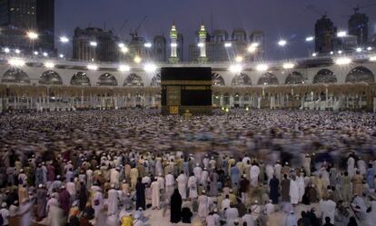 Peregrinos musulmanes rodean la Kaaba, la reliquia religiosa más sagrada del Islam, durante la peregrinación menor, conocida como Umrah, en La Meca (Arabia Saudí).