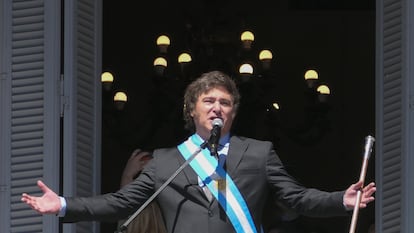 Javier Milei durante un discurso en el balcón de la Casa Rosada, en Buenos Aires.