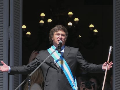 Javier Milei, en el balcón de la Casa Rosada saluda a sus simpatizantes, el 10 de diciembre de 2023, en Buenos Aires (Argentina).