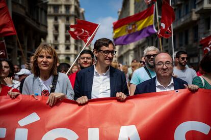 La alcaldesa de San Boi, Lluïsa Moret; el líder del PSC, Salvador Illa, y el ministro de Cultura, Miquel Iceta, durante la manifestación del Primero de Mayo, en Barcelona. 