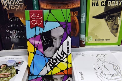 Librería en Kiev (3335) con libro del año "Hija" de Tamara Horija-Zernya (izquierda) y un libro de novelas policiacas de los años veinte (derecha).