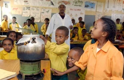 Niños en una escuela de Harare (Etiopia) haciendo experimentos científicos
