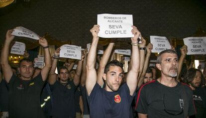 130 bomberos protestan silenciosamente durante el pleno del Ayuntamiento de Alicante.