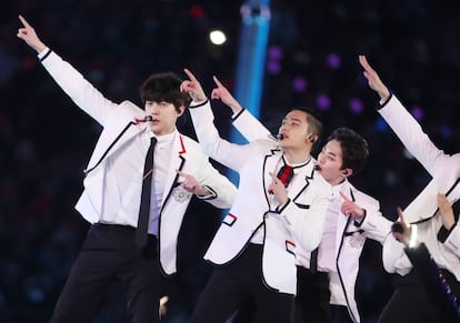 Actuación de la banda surcoreana EXO en la ceremonia de clausura, el 25 de febrero de 2018.