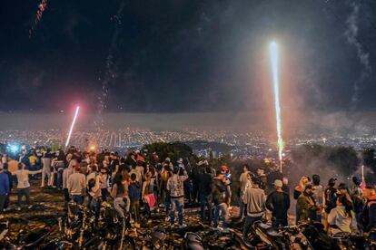 Ambiente festivo para celebrar la Alborada, una tradición que conmemora la llegada de la temporada navideña, en Medellín (Colombia).