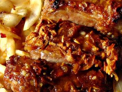 Costillas de cerdo horneadas con una base de cebolla troceada y una salsa hecha con <i>coca-cola</i> (Pepsi si estás muy desesperado) mezclada con sopa de cebolla de sobre, ketchup y un poco de salsa picante.