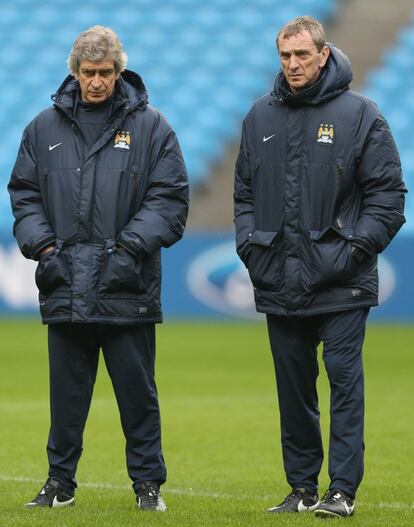 Los jugadores del Manchester City entrenando en el Etihad Stadium en la vspera de su duelo de octavos de final de la Champions con el Barcelona. En la imagen, Pellegrini y su segundo.