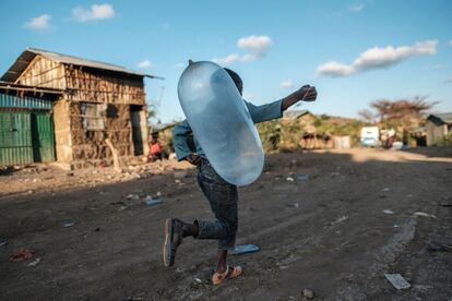 Un niño corre con un globo en Bisober, una localidad agrícola de unos 2.000 habitantes, en la región de Tigray, Etiopía.