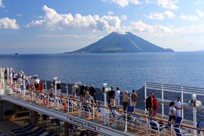 El perfil del volcán Estrómboli, en la isla del mismo nombre del archipiélago de las Eolias, desde la cubierta de un barco crucero.