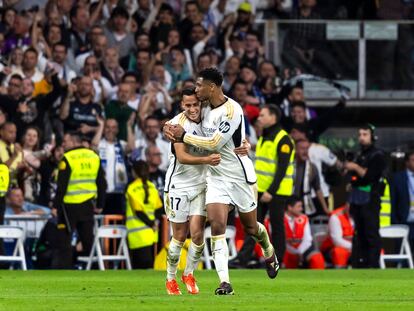 Lucas y Bellingham celebran el gol del inglés que dio este domingo la victoria al Madrid ante el Barça en el Bernabéu.