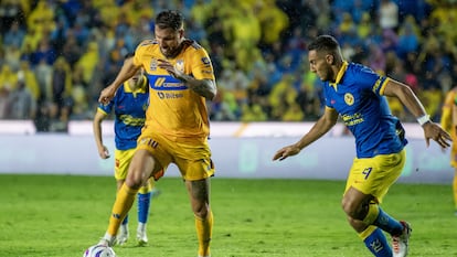 André-Pierre Gignac de Tigres disputa un balón con Sebastián Cáceres del América, durante un partido de la temporada regular, en San Nicolás de los Garza, el pasado 12 de noviembre.