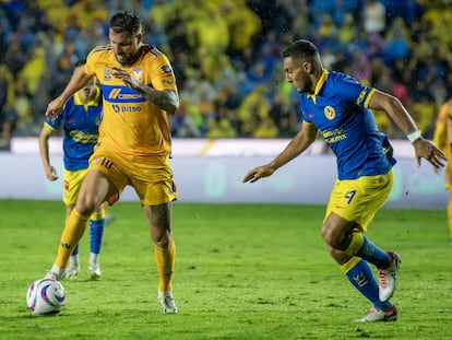 André-Pierre Gignac de Tigres disputa un balón con Sebastián Cáceres del América, durante un partido de la temporada regular, en San Nicolás de los Garza, el pasado 12 de noviembre.