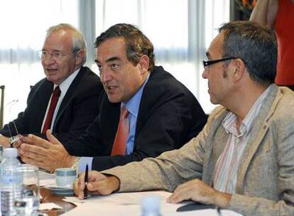 Miquel Valls, Juan Rosell y Joan Coscubiela, de izquiera a derecha, ayer en la reunión en Economía.