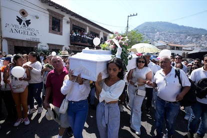 Familiares cargan un ataúd con los restos de la niña Camila Gómez, en Taxco.