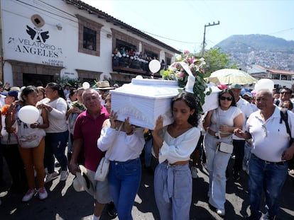 Familiares cargan un ataúd con los restos de la niña Camila Gómez, en Taxco.