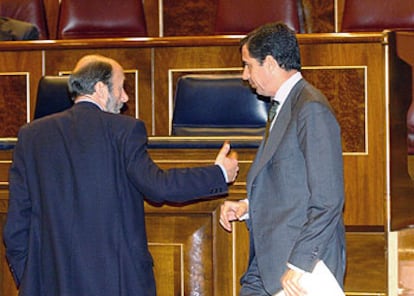 Los portavoces del PSOE y del PP en el Congreso, Alfredo Pérez Rubalcaba, a la izquierda, y Eduardo Zaplana.