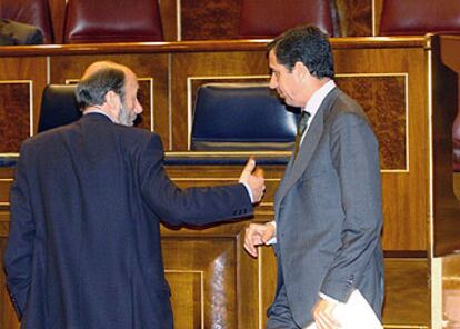 Los portavoces del PSOE y del PP en el Congreso, Alfredo Pérez Rubalcaba, a la izquierda, y Eduardo Zaplana.