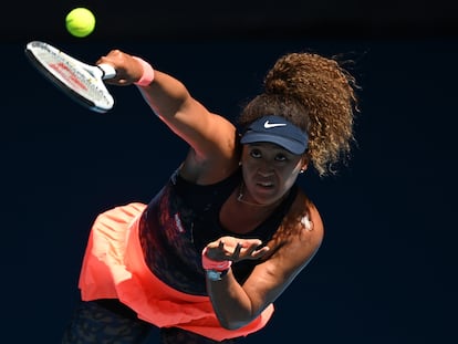 Osaka sirve durante la semifinal contra Serena Williams, el jueves en Melbourne.