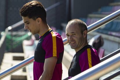 Bartra e Iniesta, en el &uacute;ltimo entrenamiento del Bar&ccedil;a.