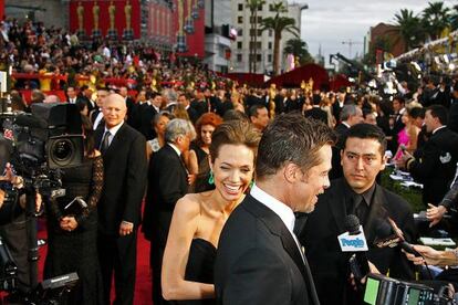 Angelina Jolie y Brad Pitt, calificados como una de las parejas m&aacute;s poderosas de Hollywood, en la alfombra roja de los Oscar 2009.