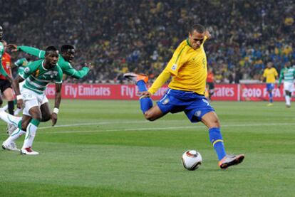 Luis Fabiano marca el primer gol de Brasil.