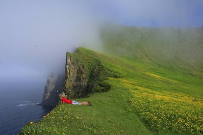 El espectacular repertorio natural de Islandia es especialmente impactante en los pocos concurridos fiordos del oeste. Amplias playas de múltiples tonalidades flanquean la costa sur; abundantes colonias de aves; los elevados cabos de los fiordos que se precipitan hacia el mar y una red de carreteras rojizas que recorre la zona, añadiéndole una dosis extra de aventura. La última frontera es la península más septentrional de la región, Hornstrandir, con acantilados de vértigo (en la foto), zorros árticos salvajes y senderos que atraviesan naturaleza virgen, rozando el Círculo Polar Ártico.