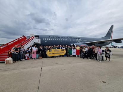 El vuelo humanitario con ciudadanos mexicanos proveniente de Tel Aviv, en el Aeropuerto de Madrid.