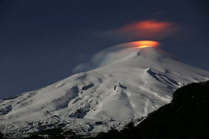 Vista nocturna del volcán Villarrica desde la ciudad de Pucón (Chile).