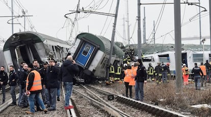 Els serveis d'emergències, amb el tren que ha descarrilat a Milà.