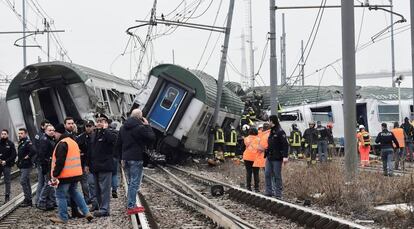 Els serveis d'emergències, amb el tren que ha descarrilat a Milà.