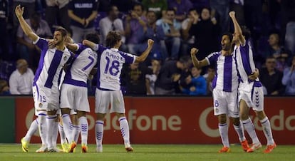 Los jugadores del Valladolid celebran el empate de Osorio.