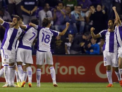 Los jugadores del Valladolid celebran el empate de Osorio.