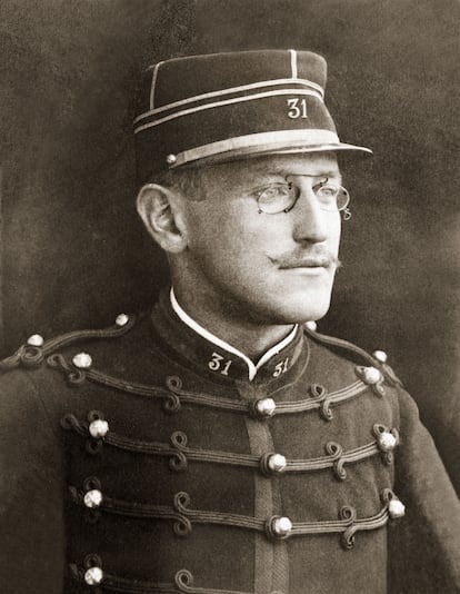 Retrato de Alfred Dreyfus en uniforme (teniente), realizado por Aron Gerschel.