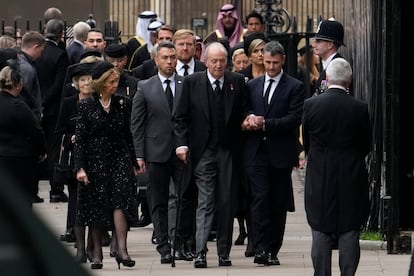 El rey Juan Carlos y la reina Sofía, junto a la familia real holandesa, llegan a la abadía de Westminster para asistir al funeral de Estado por Isabel II. 