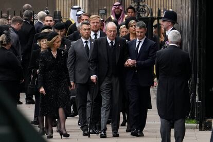 El rey Juan Carlos y la reina Sofía, junto a la familia real holandesa, llegan a la abadía de Westminster para asistir al funeral de Estado por Isabel II.