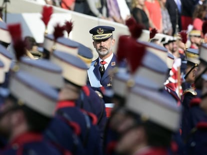 El rey Felipe VI pasa revista a las tropas.