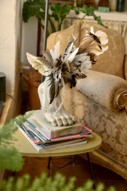 Detalle de un adorno del salón, casi todo decorado con piezas de mercadillo y subastas.